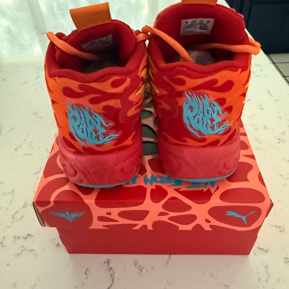 Boys Carmelo Anthony tennis shoes - Picture 3 of 6